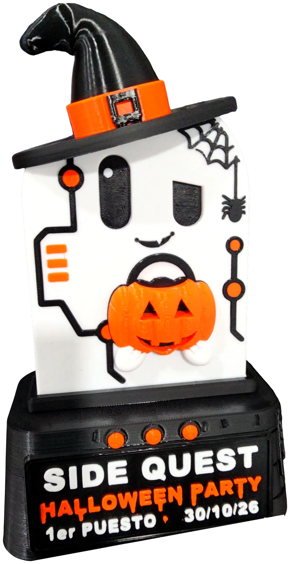 Trofeo de Sidequest Halloween Party impreso en 3D: un fantasma con sombrero de bruja que sostiene una calabaza, sobre una base negra con la placa «1er puesto, 30/10/26»